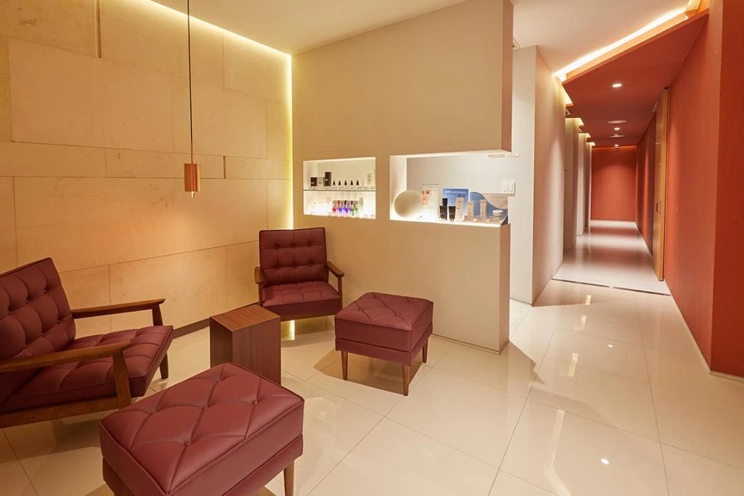 Ambiente de clínica estética em tons quentes e bordô