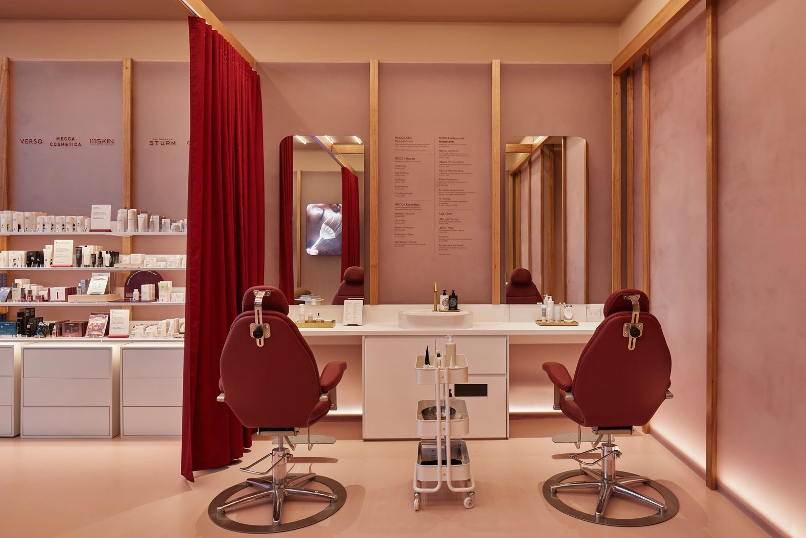 Sala de estética contemporânea em tons rosé e vinho