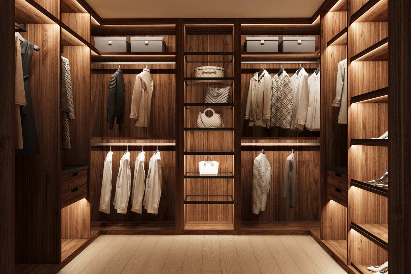 Closet planejado em madeira com iluminação
